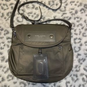 Marc Jacobs messenger bag in a beautiful olive green color;excellent condition!